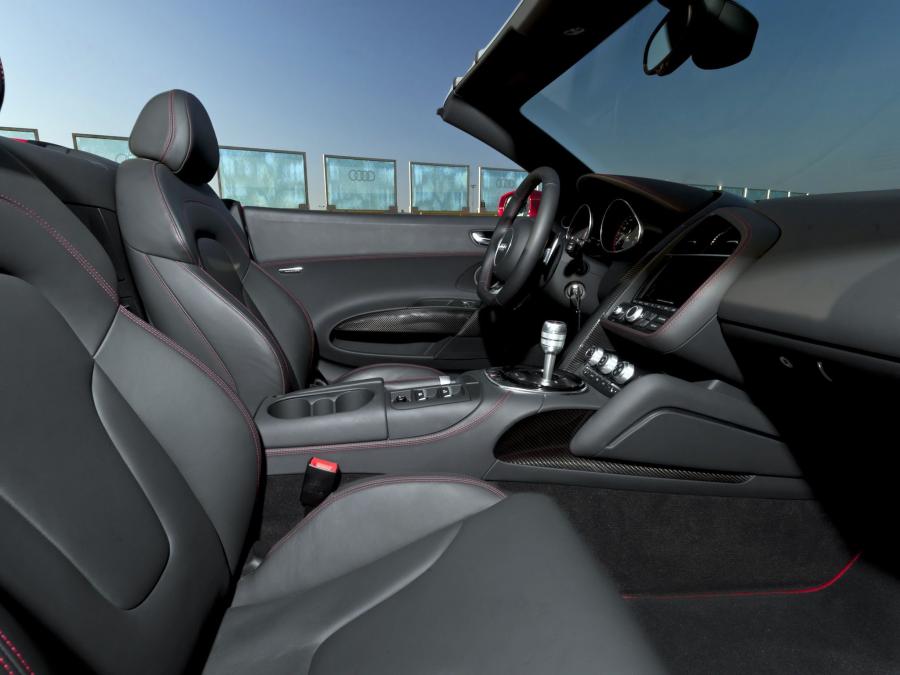 Интерьер Audi R8 V10 Spyder 2012 года  (WW) (фото 17 из 20)